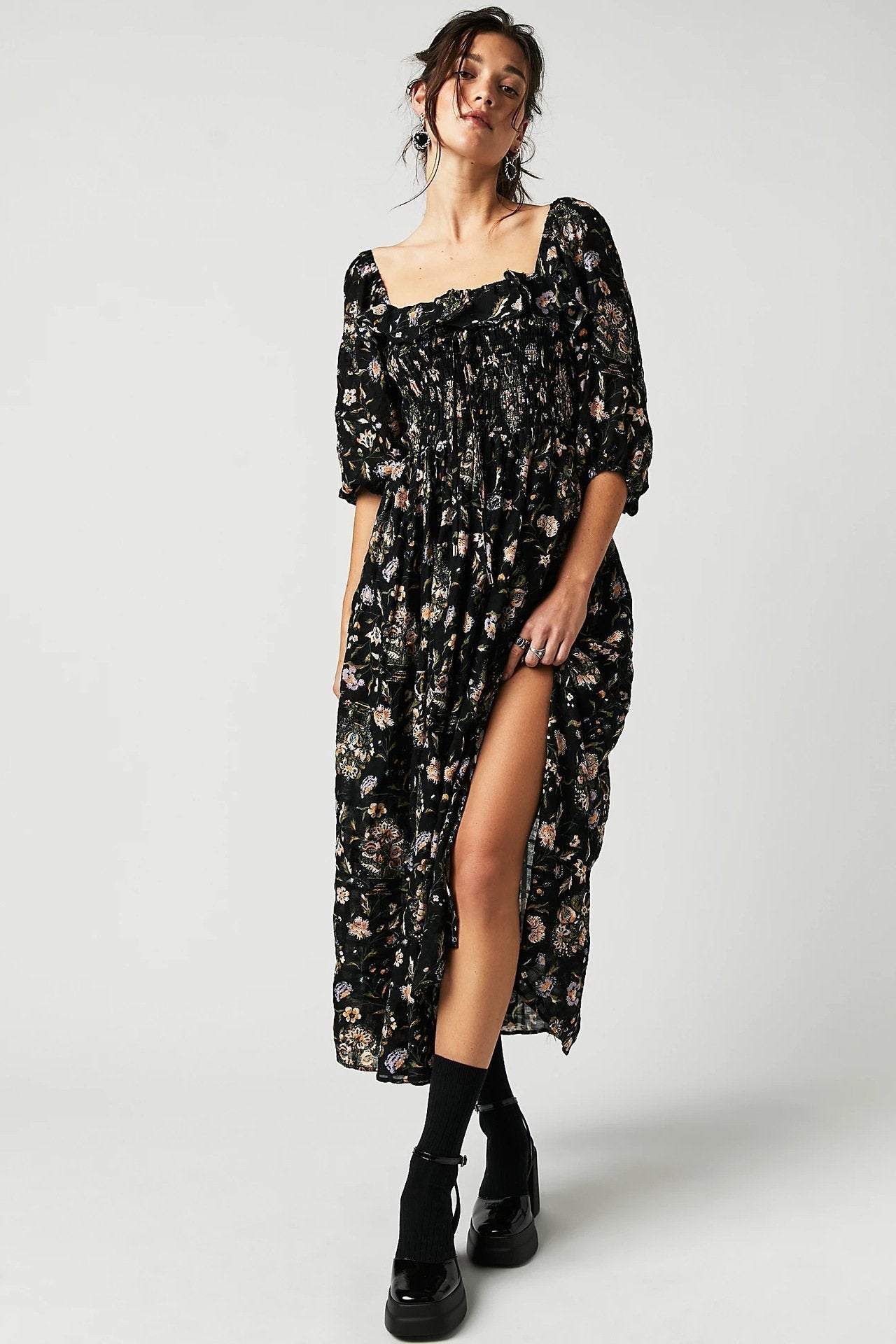 Midi Kjole Med Blomsterprint Og Smocket Liv Og Lange Ærmer Til Kvinder | Passer Til Afslappede Outfits
