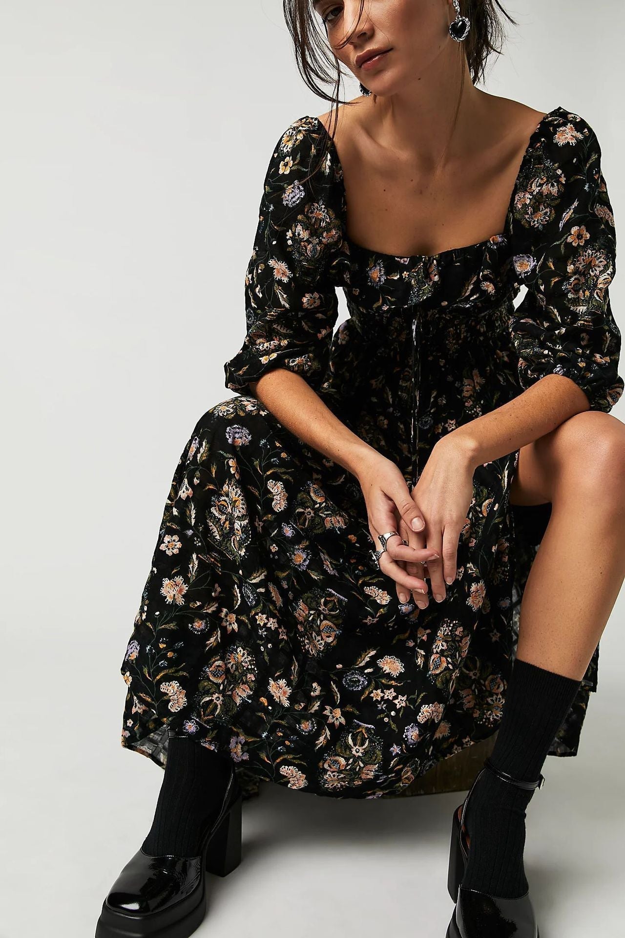Midi Kjole Med Blomsterprint Og Smocket Liv Og Lange Ærmer Til Kvinder | Passer Til Afslappede Outfits