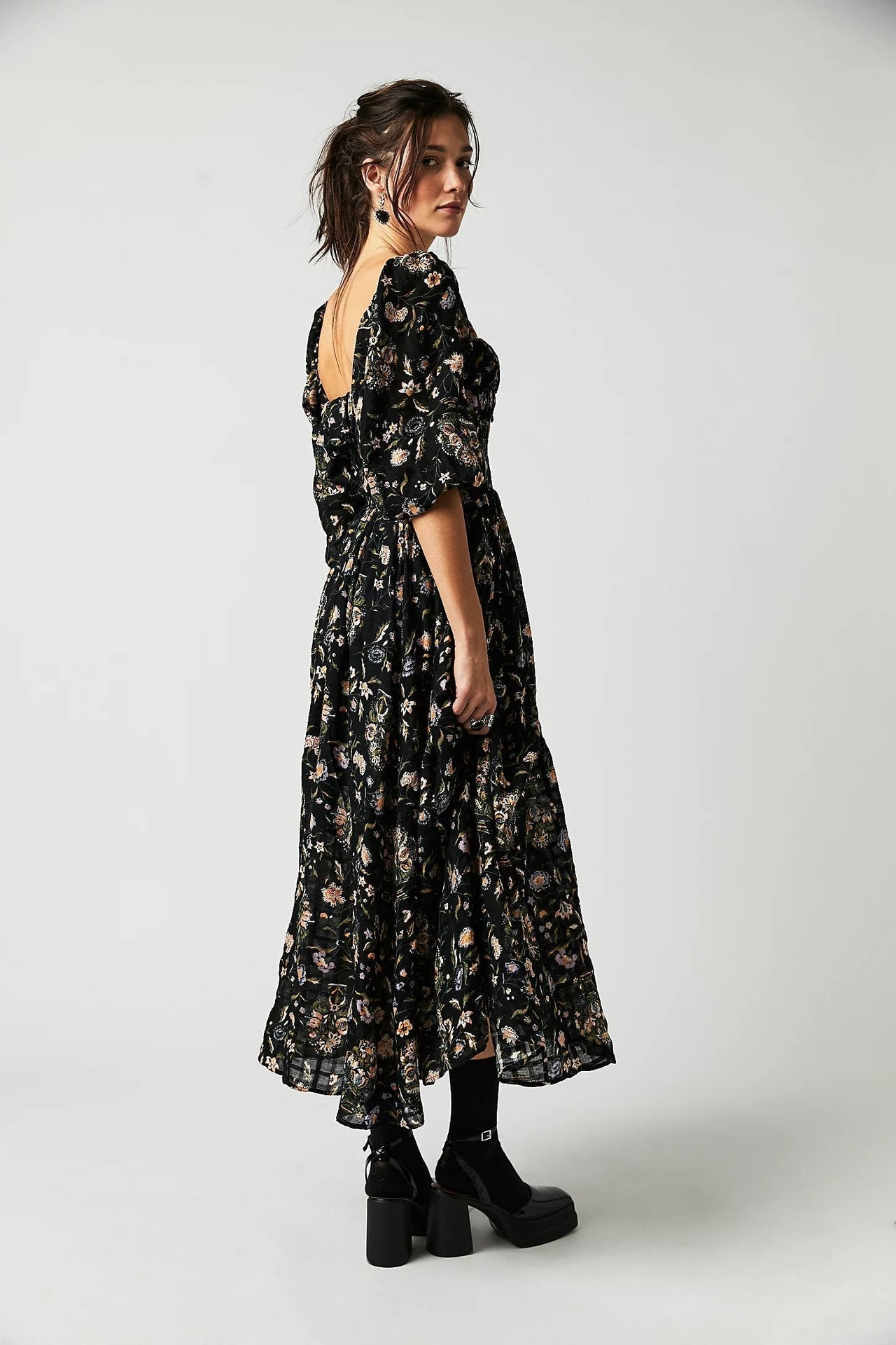 Midi Kjole Med Blomsterprint Og Smocket Liv Og Lange Ærmer Til Kvinder | Passer Til Afslappede Outfits