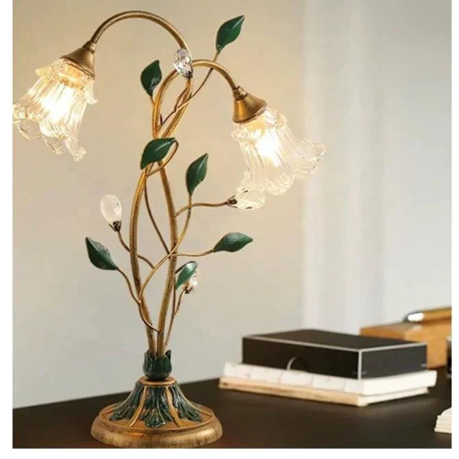 FloraVibe – Elegant blomsterinspireret bordlampe for blød belysning og tidløs charme
