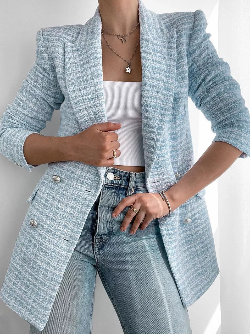 Charlotte Blazer Dame i Tweed – Elegant Lyseblå Jakke med Dobbelt Knap Design