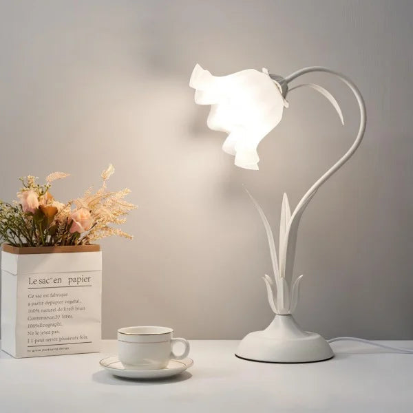 LumaPetal – Enkeltlys bordlampe med kronbladsskærmdetaljer