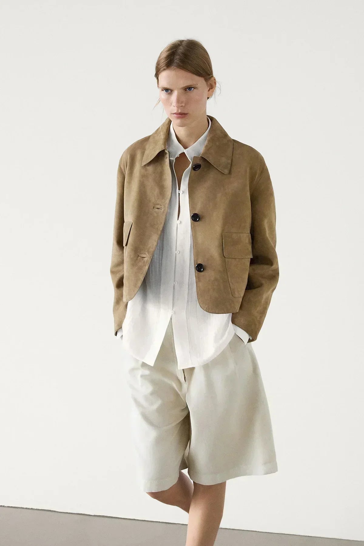 Laurel Kvinders Jakke – Kort i Elegant Beige Suede, Minimalistisk & Urban Stil