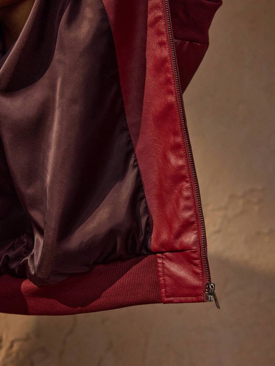 Vince Herrejakke Faux Læder Rød – Moderne Jakke med Lynlås og Faldende Skuldre Urban Stil