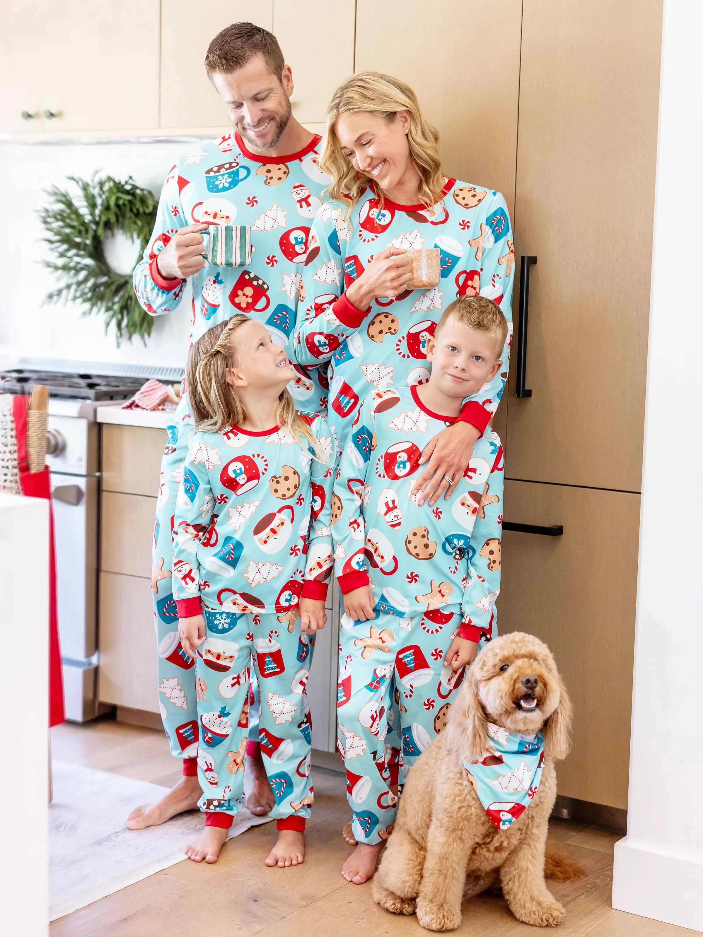 BlueGinger | Jule Familie Pyjamasæt Peberkagemønster Blå Rød med Lyseblå Sokker