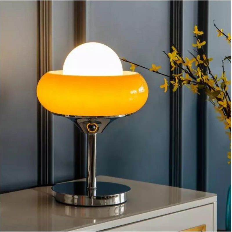 LuminiBake – Dekorativ bordlampe med æggekage design til indendørs brug