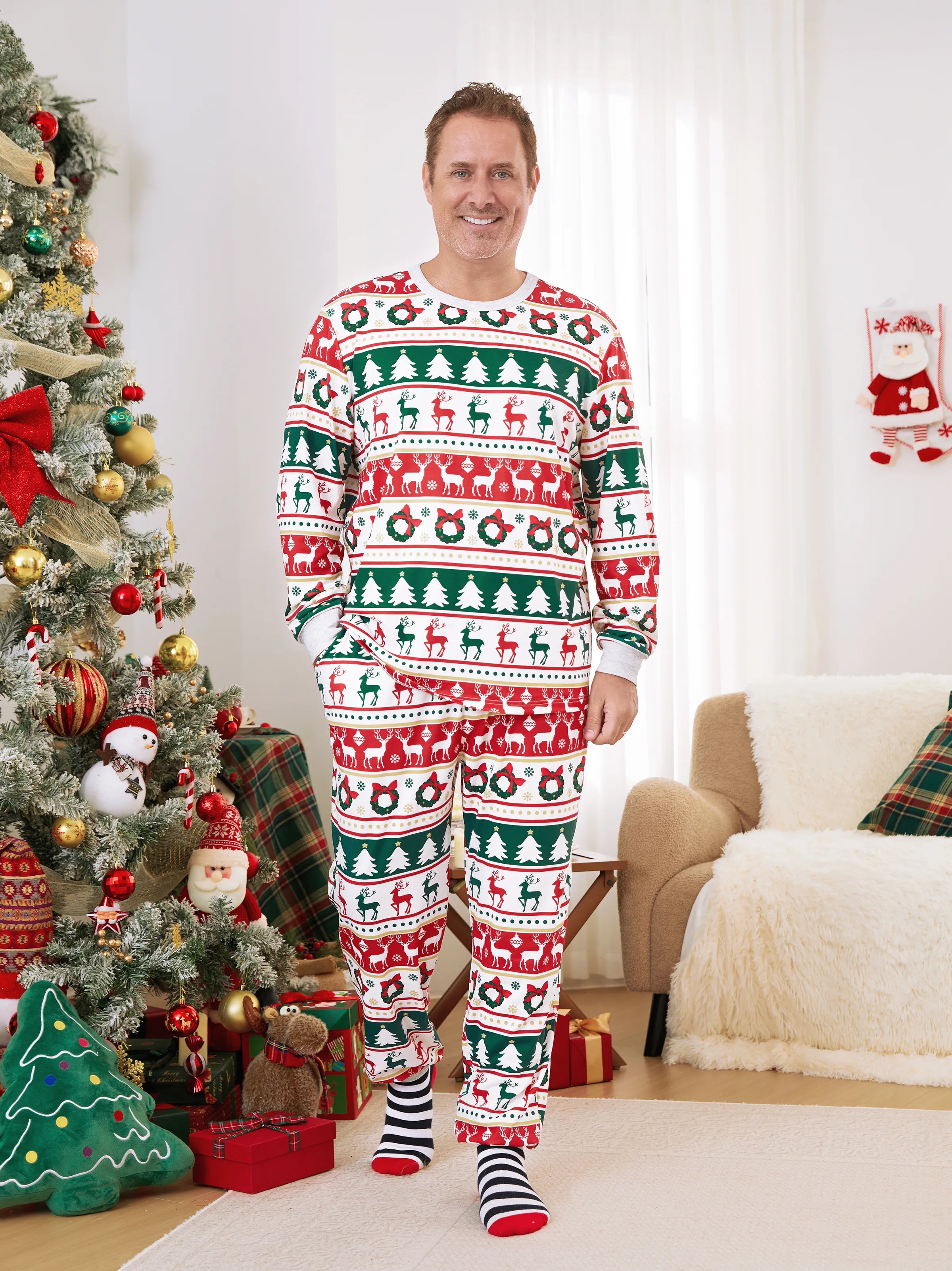 ReindeerJams | Familievenlige julepyjamas med rensdyr- og juletræsmønster samt ColorBlock-sokker