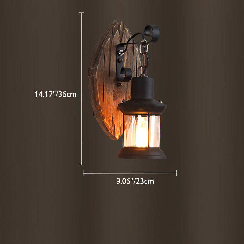 RusticGlow - Vintage væglampe i træ med jernskærm til indretning i stueetagen