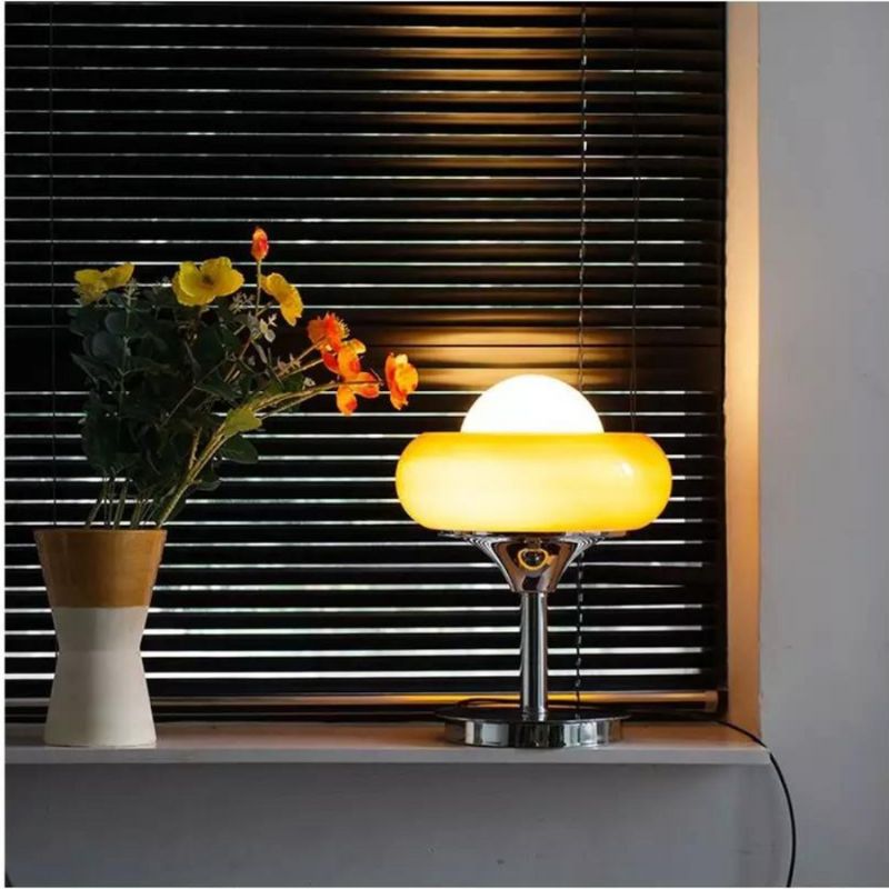 LuminiBake – Dekorativ bordlampe med æggekage design til indendørs brug