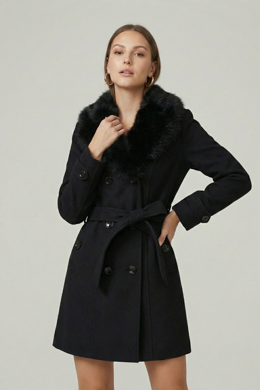 Kvinders Dobbeltradet Trench Coat med Bælte og Faux Fur Krave