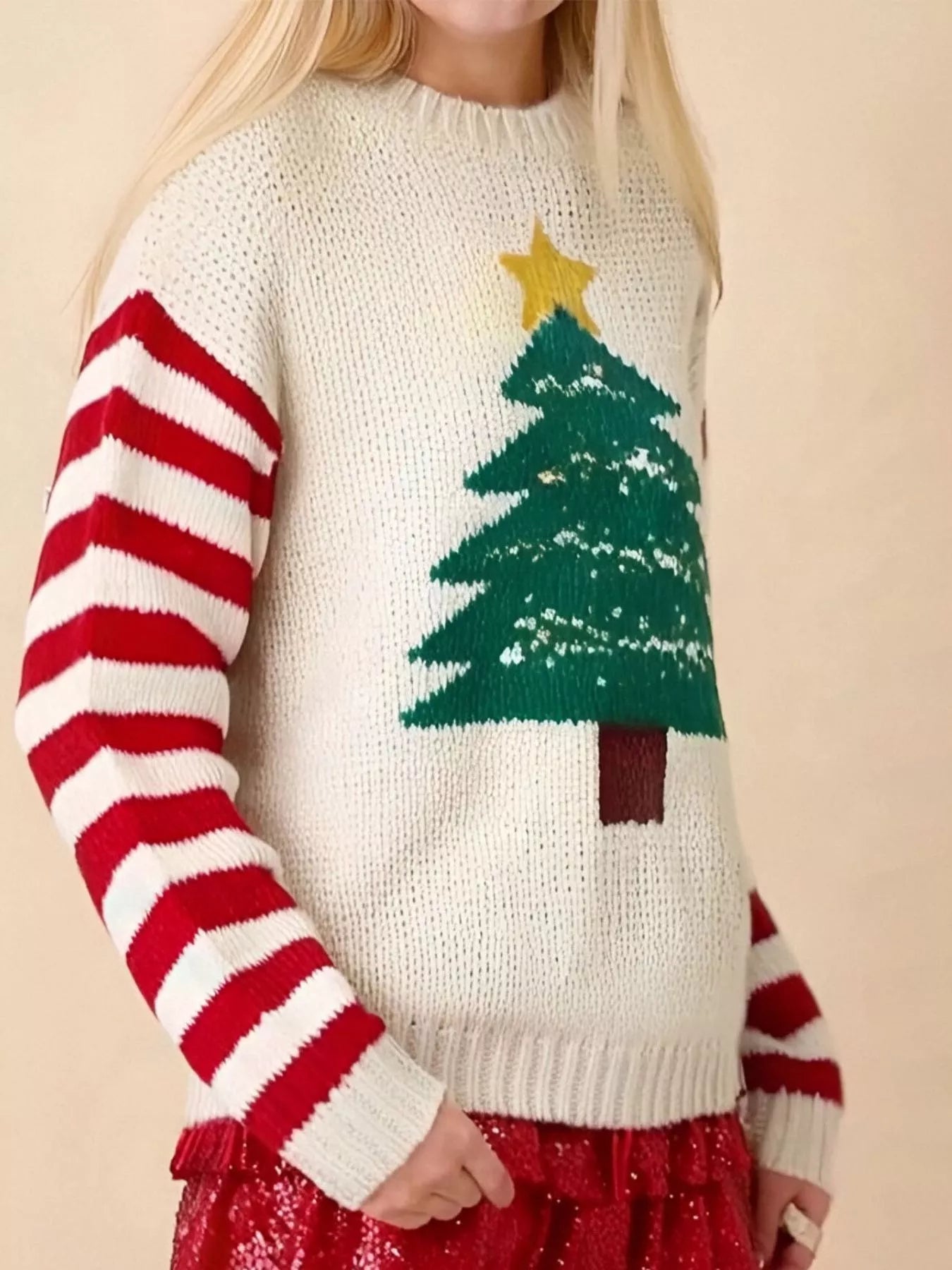 Juletræ Rundhalset Sweater – Elfenben med Røde Stribede Ærmer