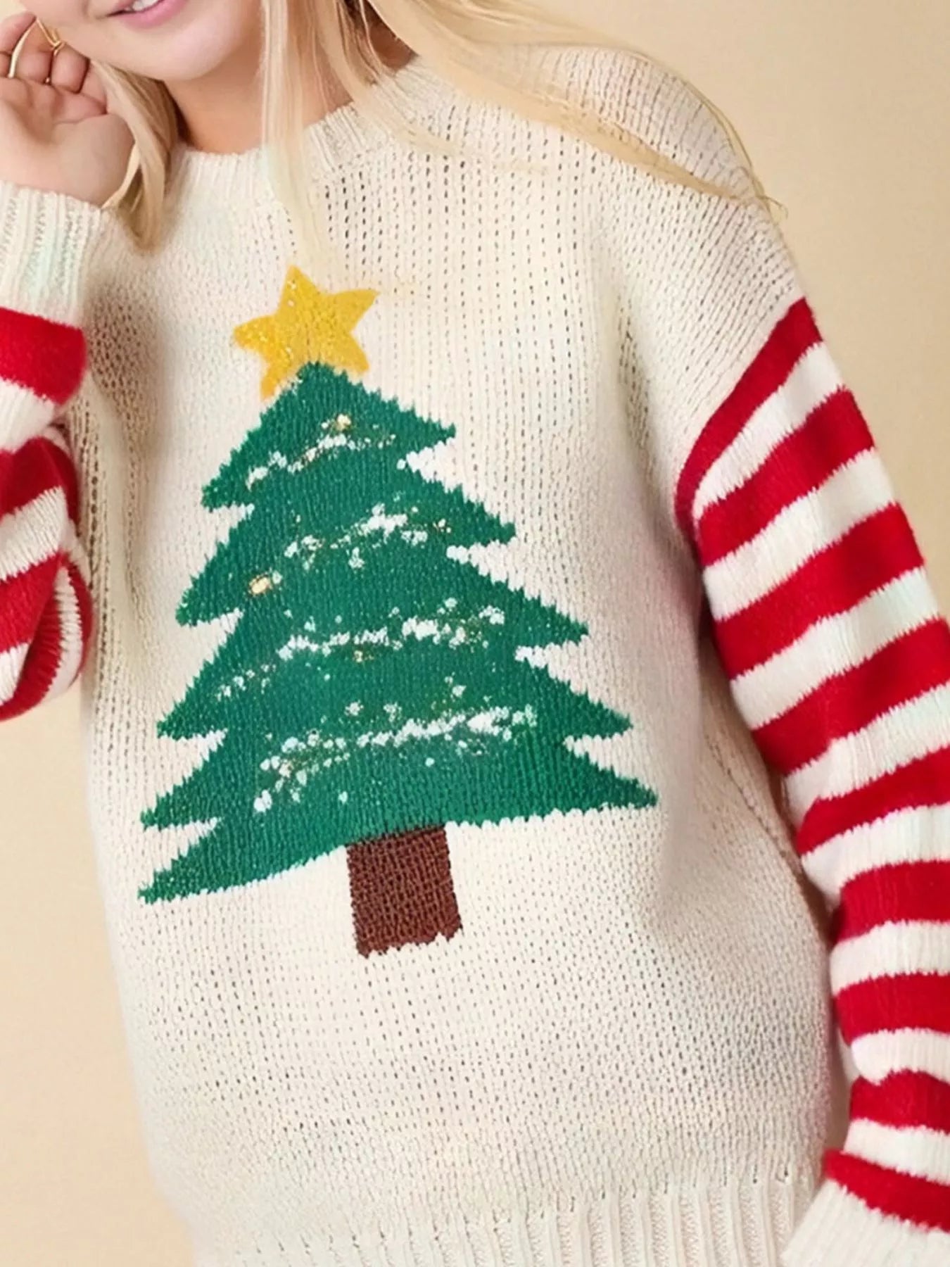 Juletræ Rundhalset Sweater – Elfenben med Røde Stribede Ærmer