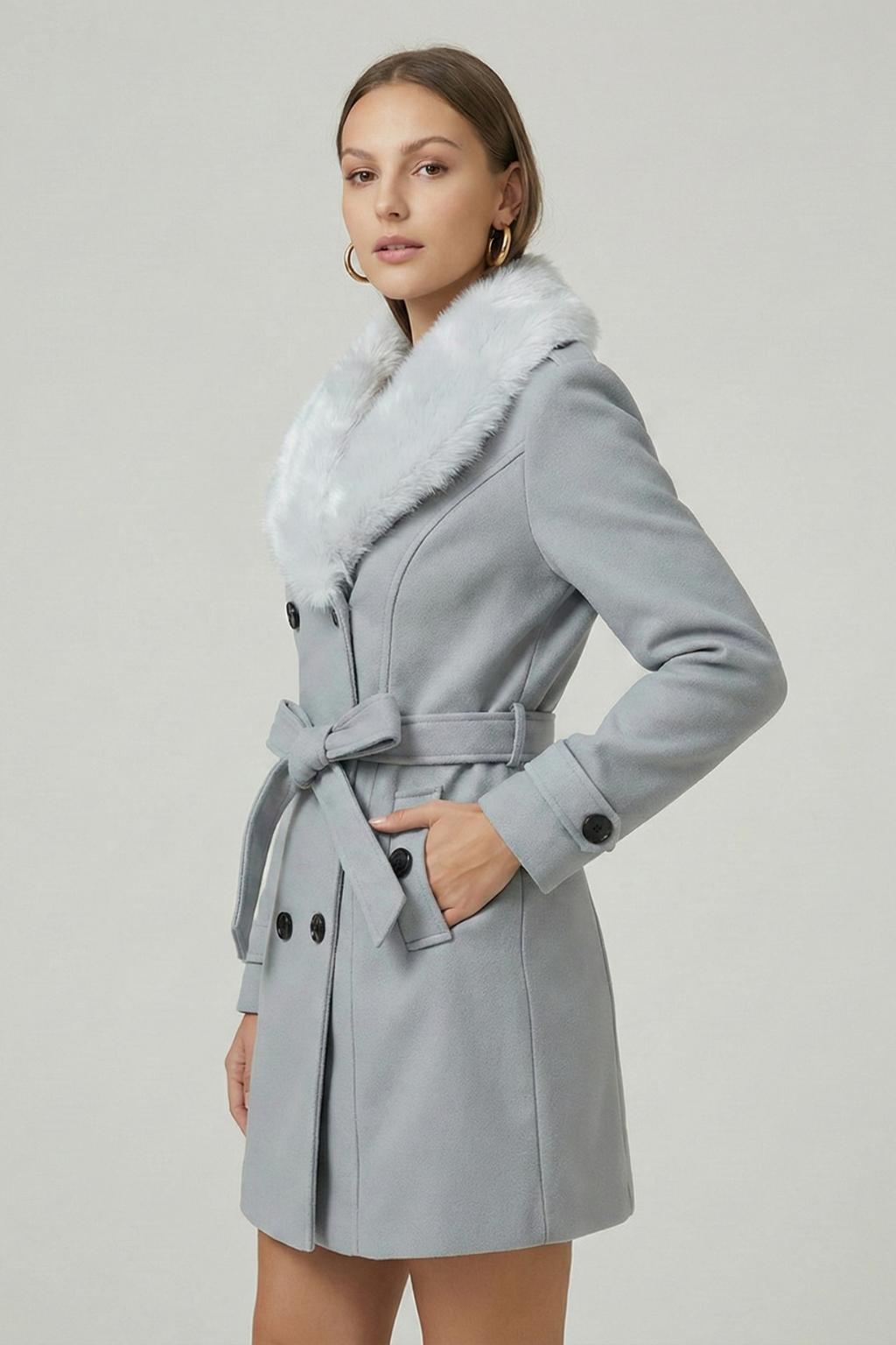 Kvinders Dobbeltradet Trench Coat med Bælte og Faux Fur Krave