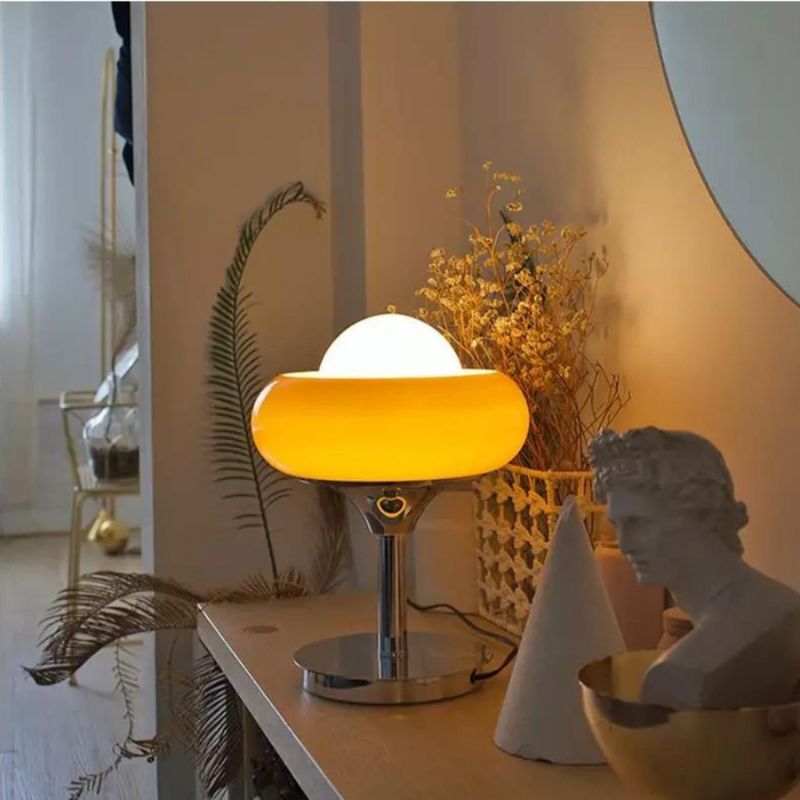LuminiBake – Dekorativ bordlampe med æggekage design til indendørs brug