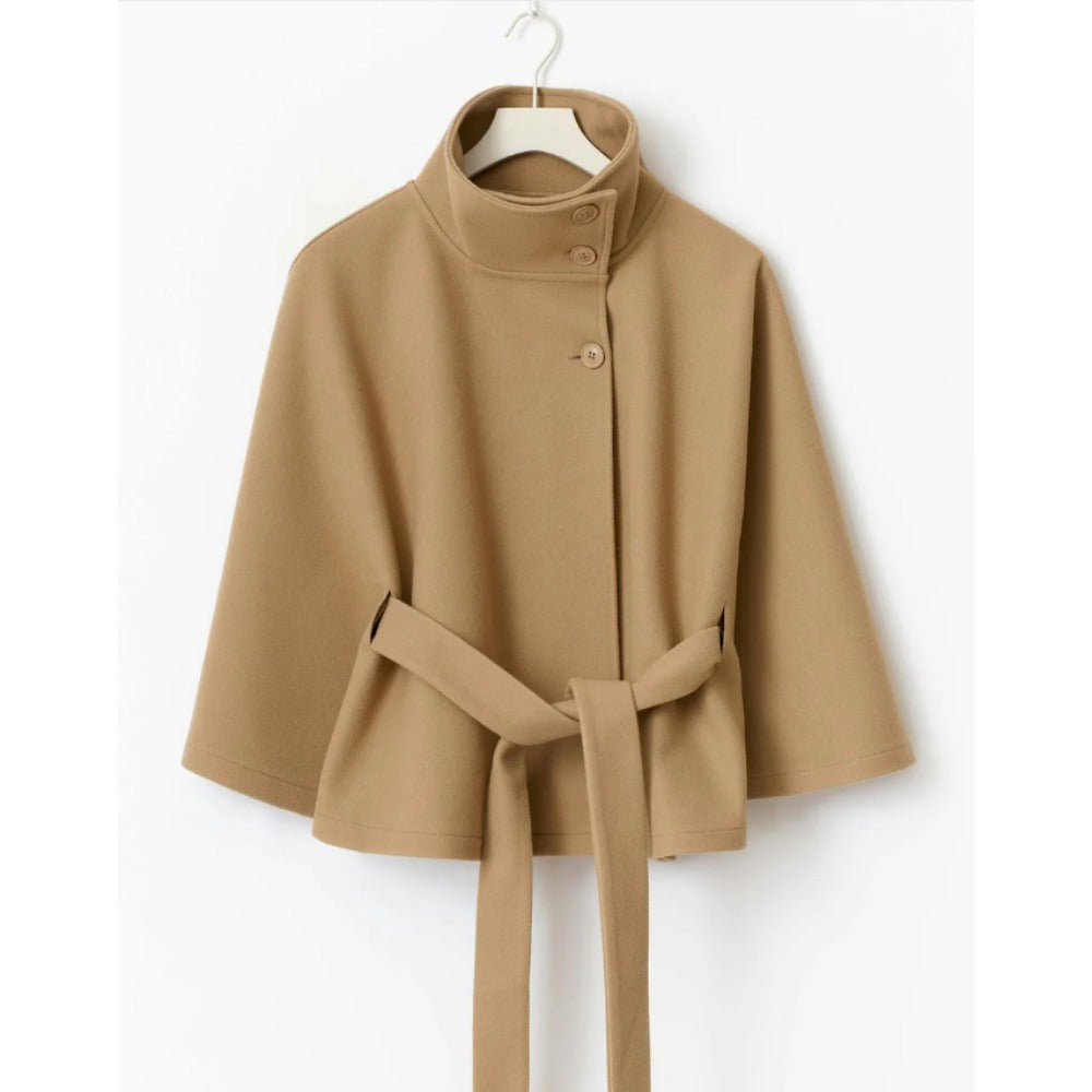 Charlotte Manteau Cape Kvinde – Høj Krave & Justerbart Bælte for Elegance og Vintervarme