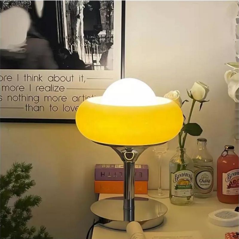 LuminiBake – Dekorativ bordlampe med æggekage design til indendørs brug