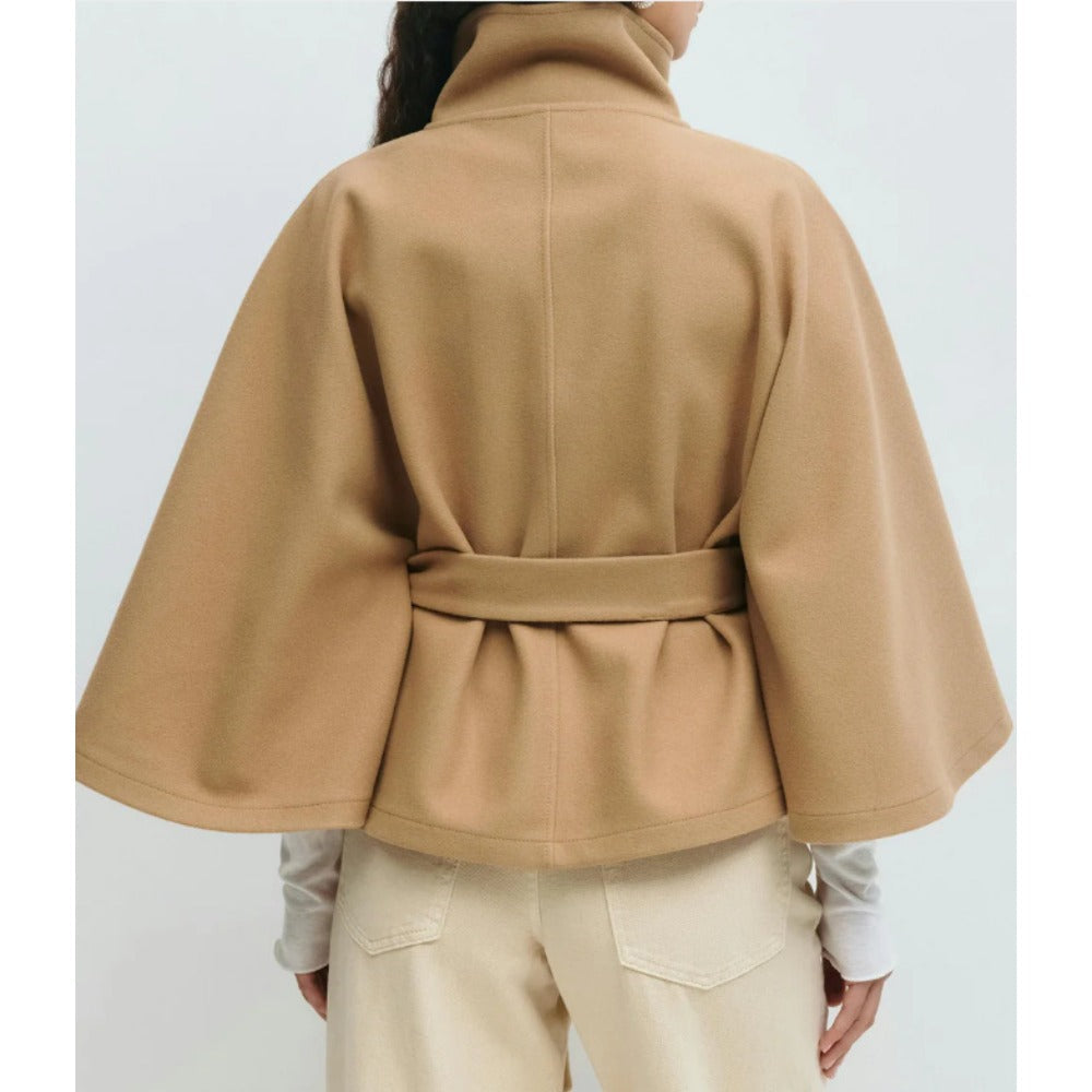 Charlotte Manteau Cape Kvinde – Høj Krave & Justerbart Bælte for Elegance og Vintervarme