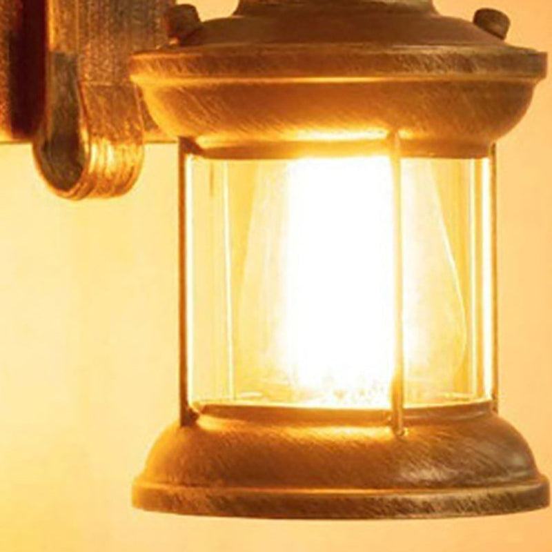 RustiGlow – Vintage Lanterne Væglampe med Buet Arm