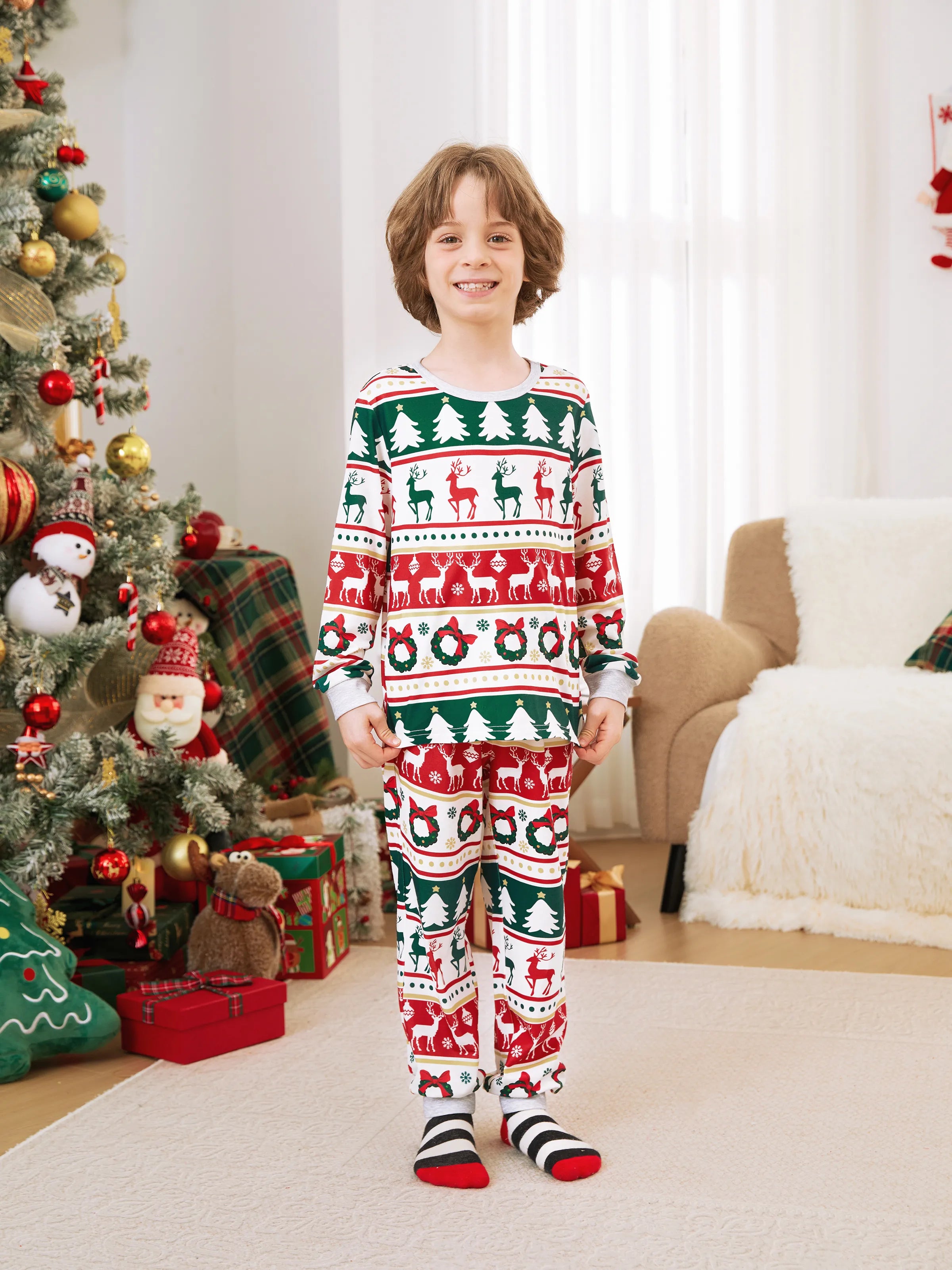 ReindeerJams | Familievenlige julepyjamas med rensdyr- og juletræsmønster samt ColorBlock-sokker