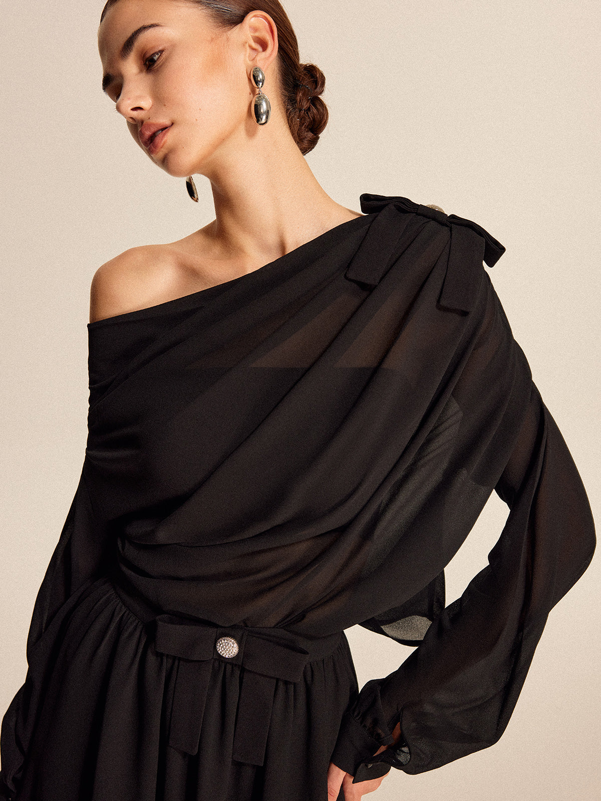 Semi-Gennemsigtig Chiffon One-Shoulder Sløjfedetalje Nederdel Sæt