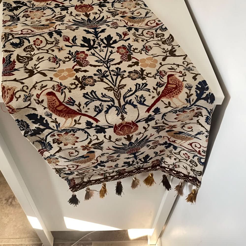 Bordløber Med Blomster- Og Fuglemotiv Til Hjemmet Rustik Stil