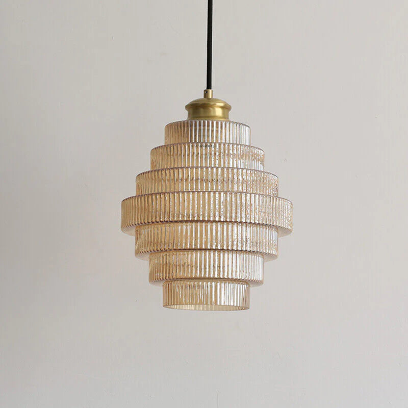 LumaLayer - Pendel med lagdelt ribdesign og blødt lys til elegante rum