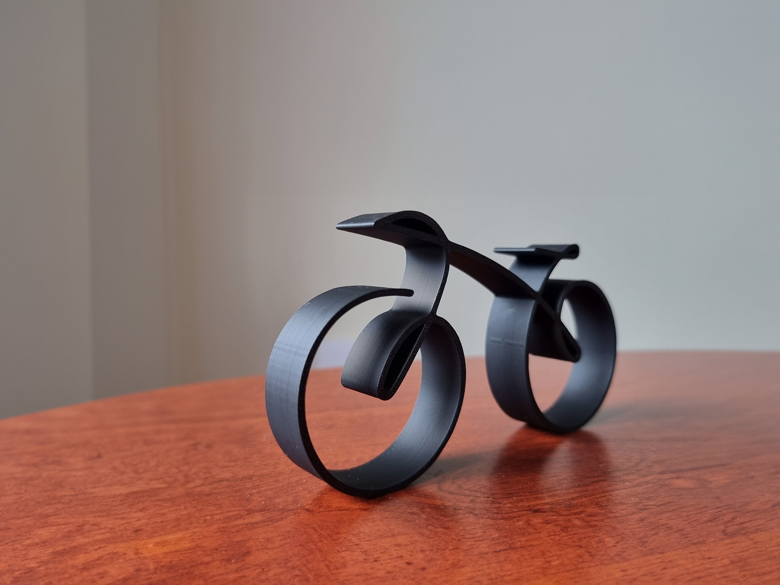 Cykelskulptur i Wireframe Stil