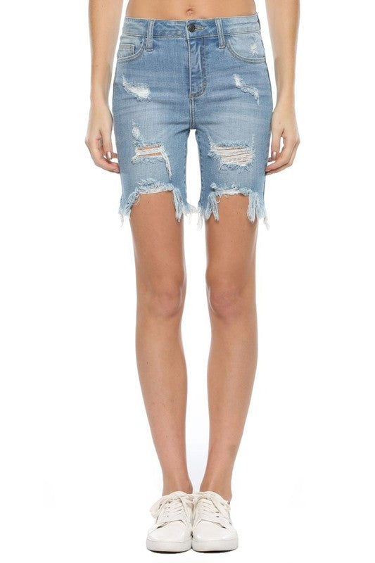 Kvinders Bermuda Shorts med Ujævnt Kantsnit i Lys Denim