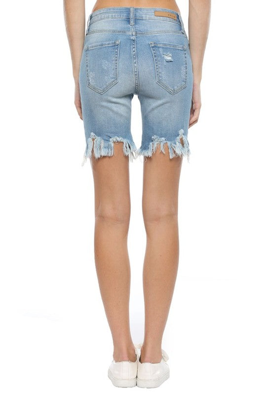 Kvinders Bermuda Shorts med Ujævnt Kantsnit i Lys Denim