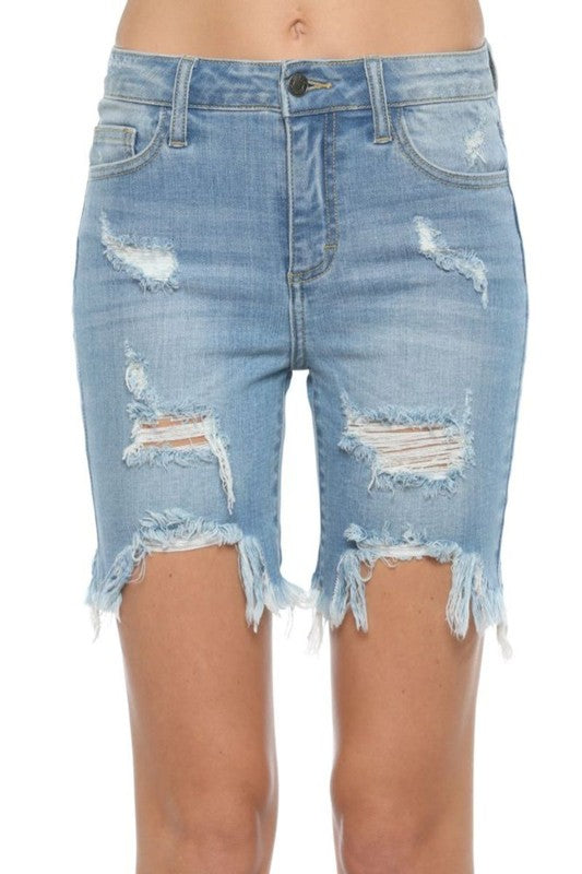 Kvinders Bermuda Shorts med Ujævnt Kantsnit i Lys Denim