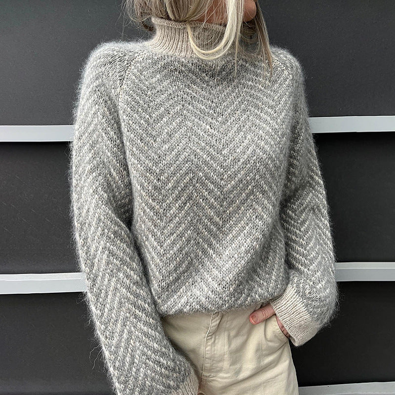 Ailley Kvinders Turtleneck Sweater – Grå & Creme Chevron Mønster i Blødt Strik Casual Fit