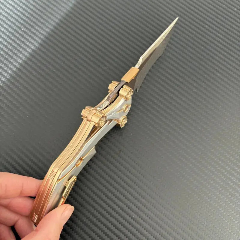 Folkedkniv i metal med kompakt design