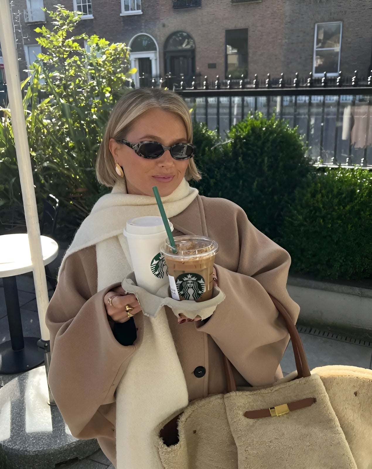 Aitana Kvinders Frakke i Blandingsuld – Minimalistisk Oversize Design med Bred Krave & Afslappet Pasform