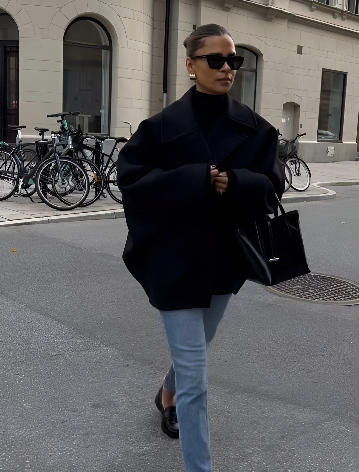 Aitana Kvinders Frakke i Blandingsuld – Minimalistisk Oversize Design med Bred Krave & Afslappet Pasform