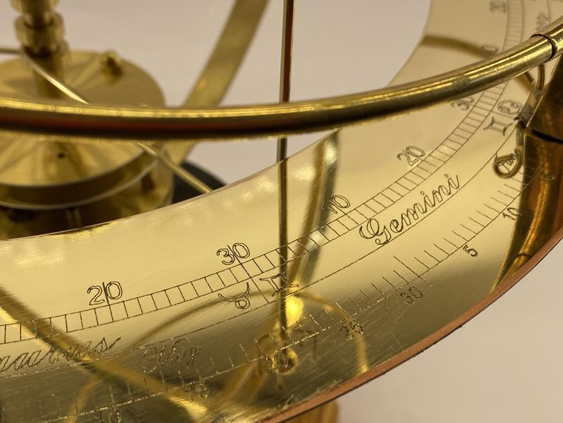 Grand Orrery-model Af Solsystemet Med 9 Planeter Og 28 Måner