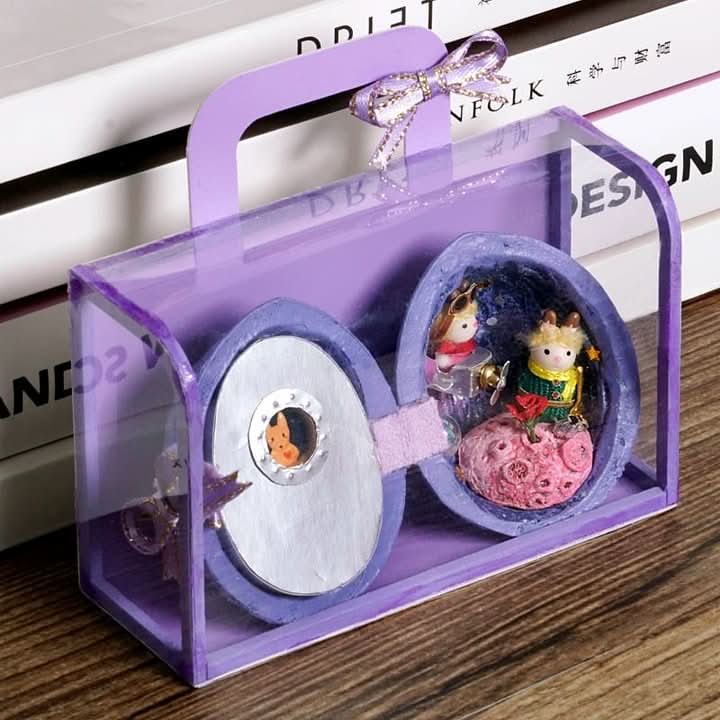 Håndlavet Dukkehus med Indvendig Belysning - Unik Miniature Dekoration