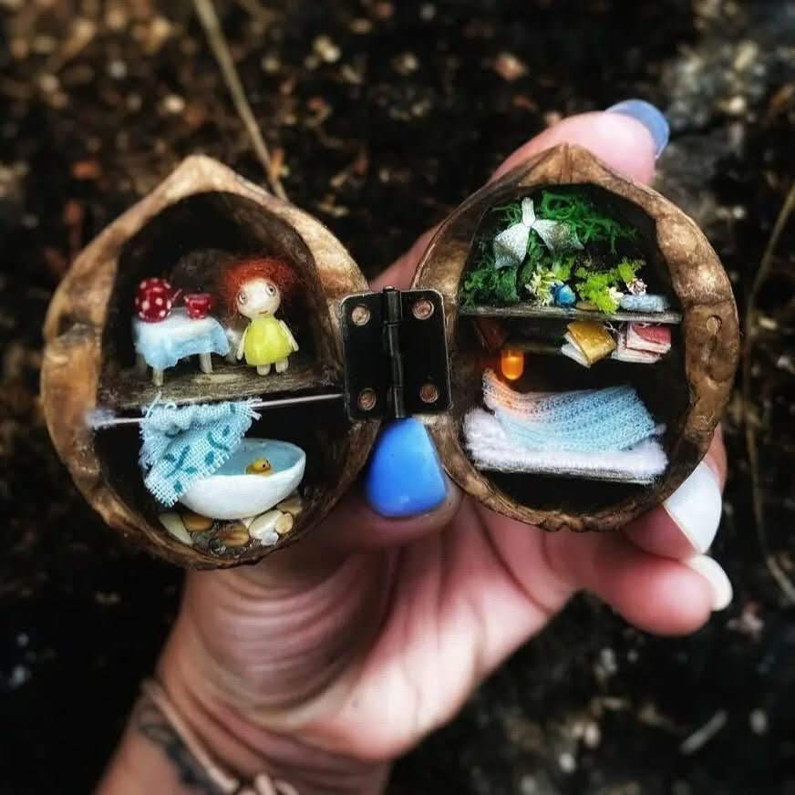 Håndlavet Dukkehus med Indvendig Belysning - Unik Miniature Dekoration