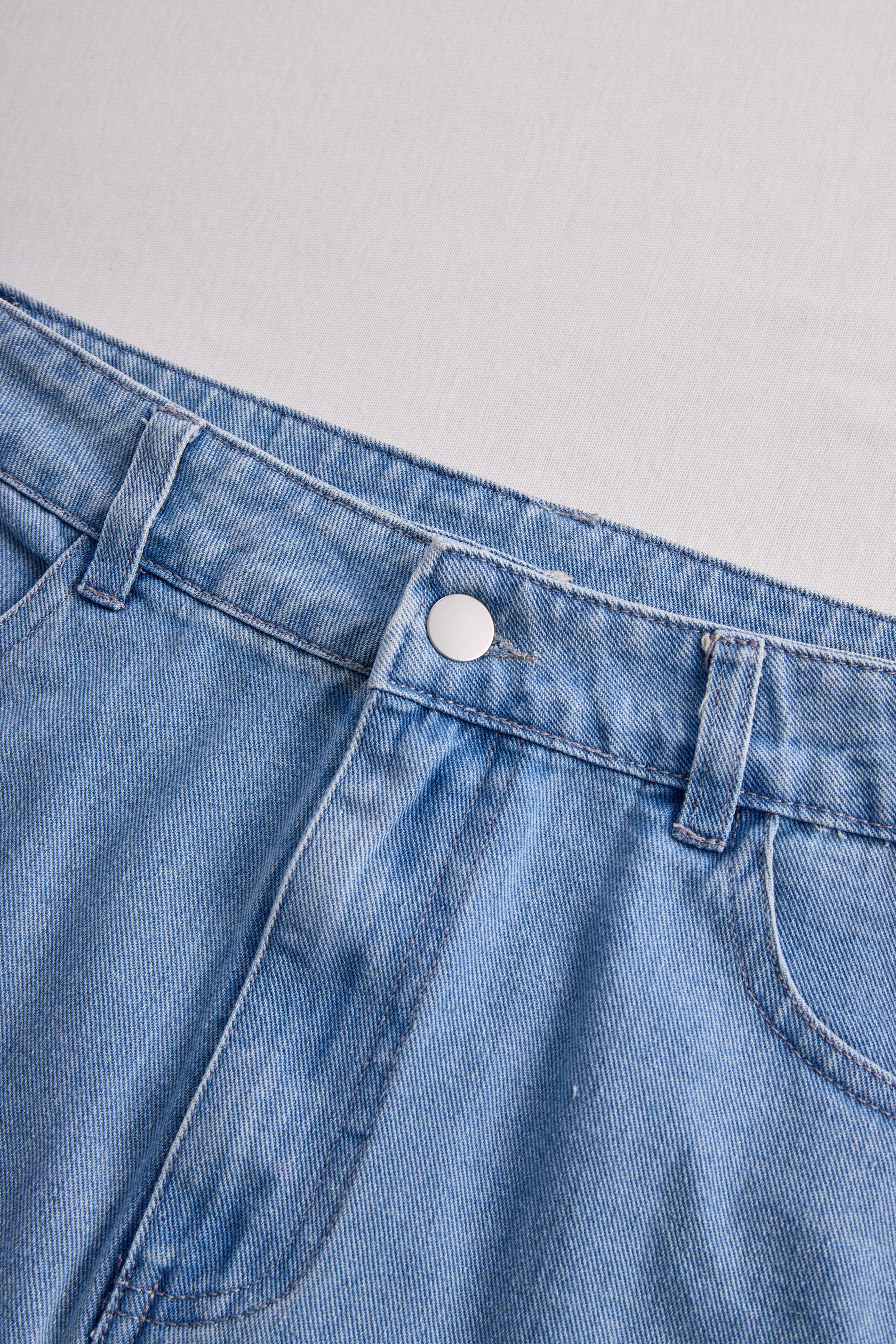 Stilfuldt Denim To-delt Sæt Med Asymmetrisk Top Og Frynse Nederdel