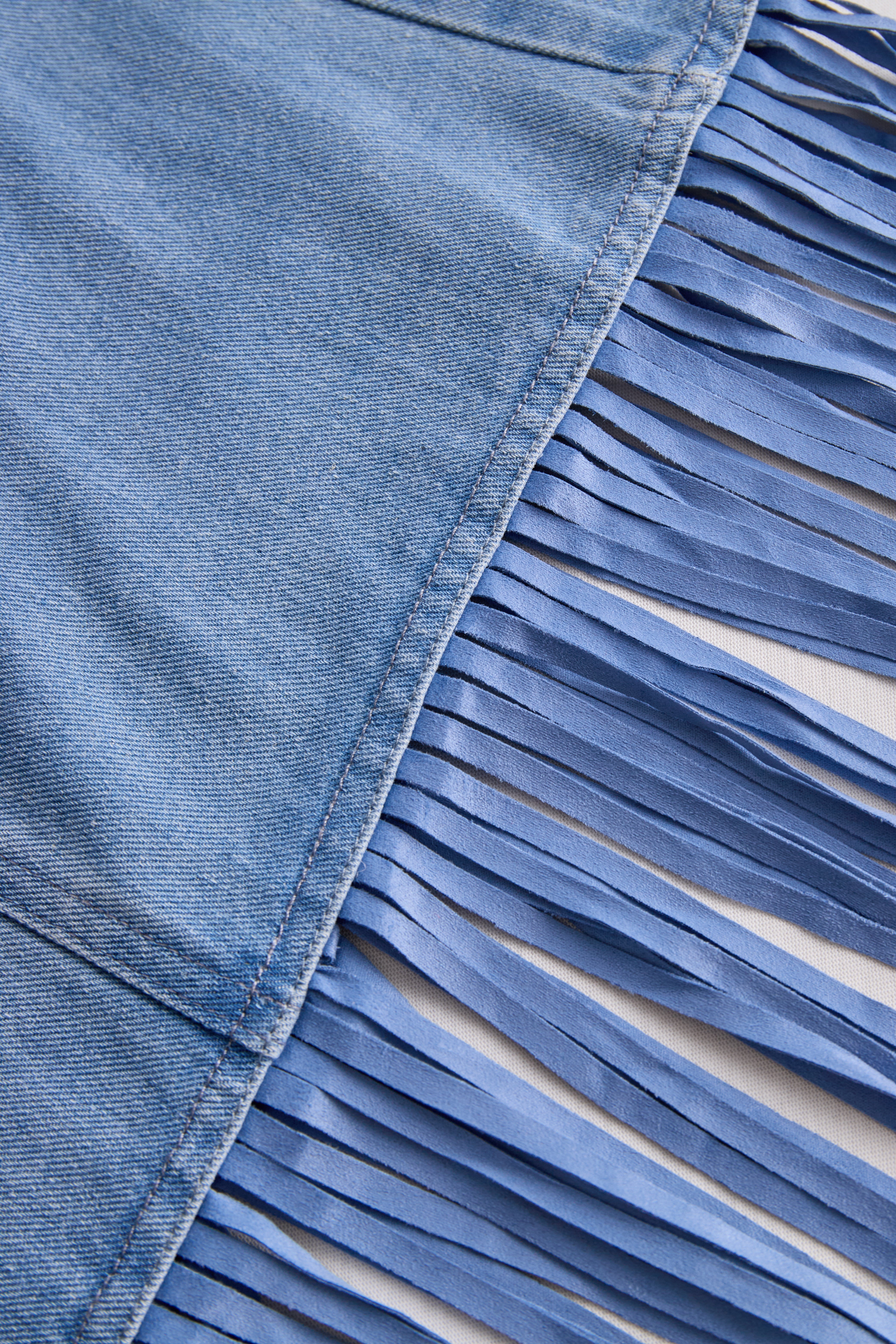 Stilfuldt Denim To-delt Sæt Med Asymmetrisk Top Og Frynse Nederdel