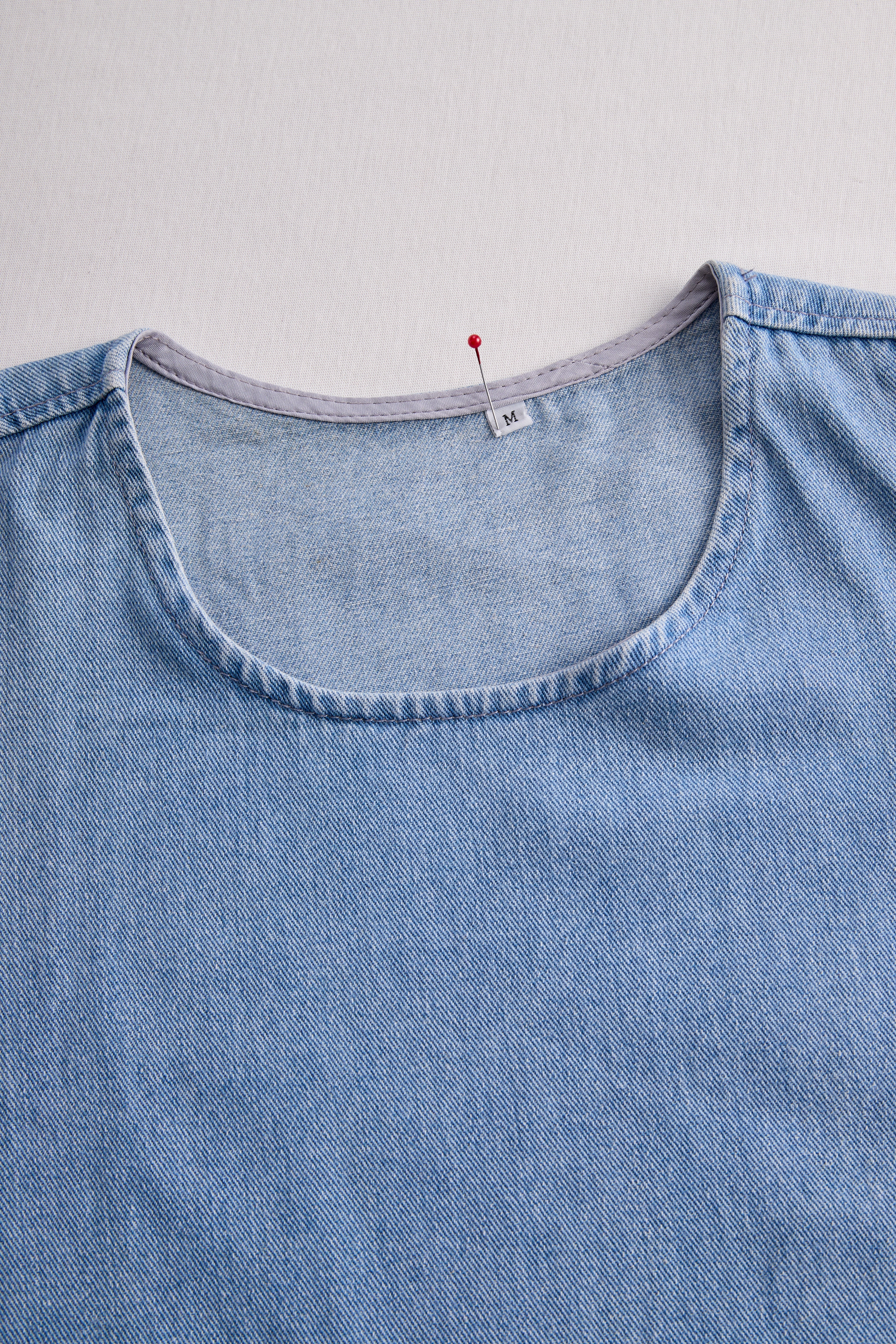 Stilfuldt Denim To-delt Sæt Med Asymmetrisk Top Og Frynse Nederdel