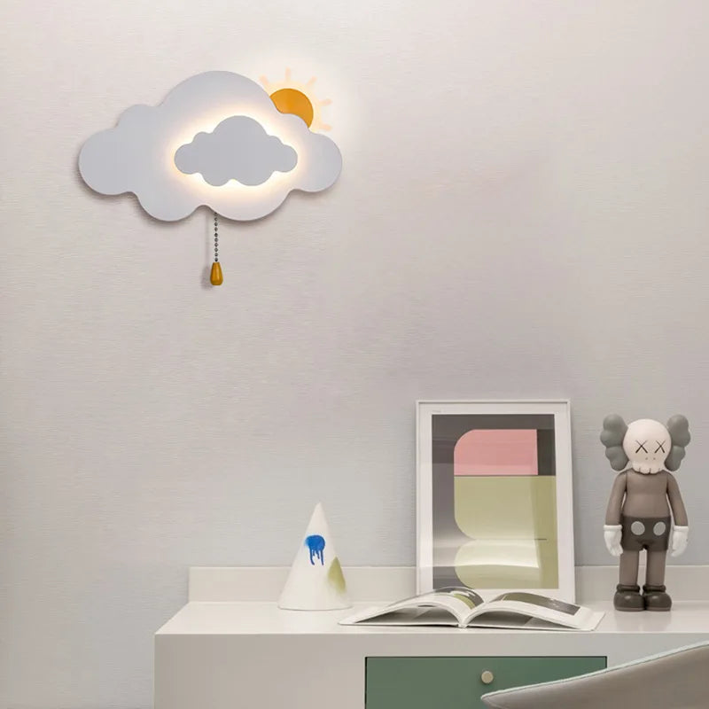 CloudGlow – Finurlig skyformet væglampe med et muntert Sun Design