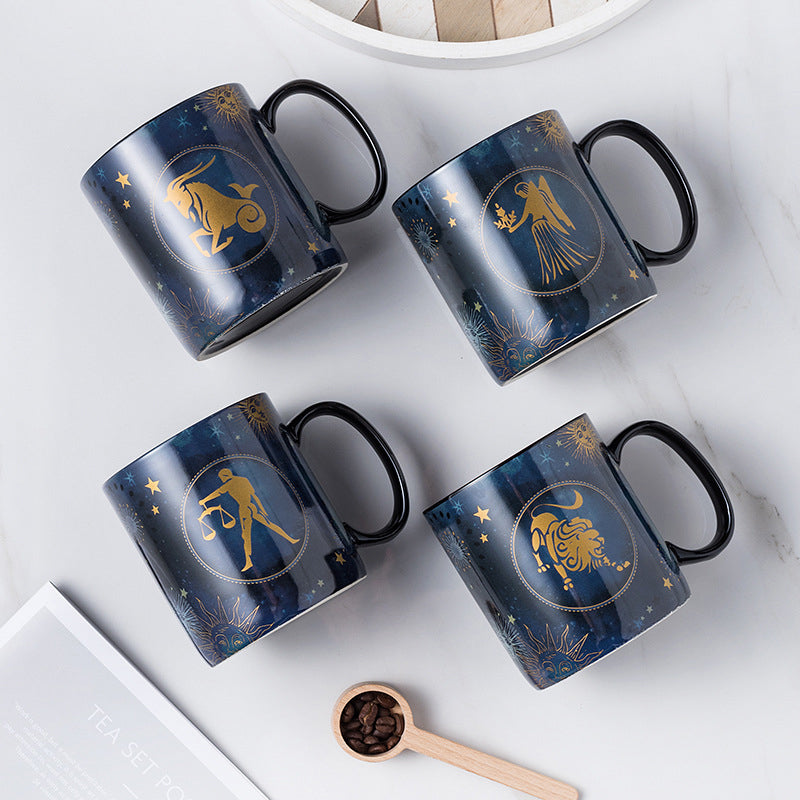 Krus med Stjernetegn Designet til Kaffe med Interaktive Effekter