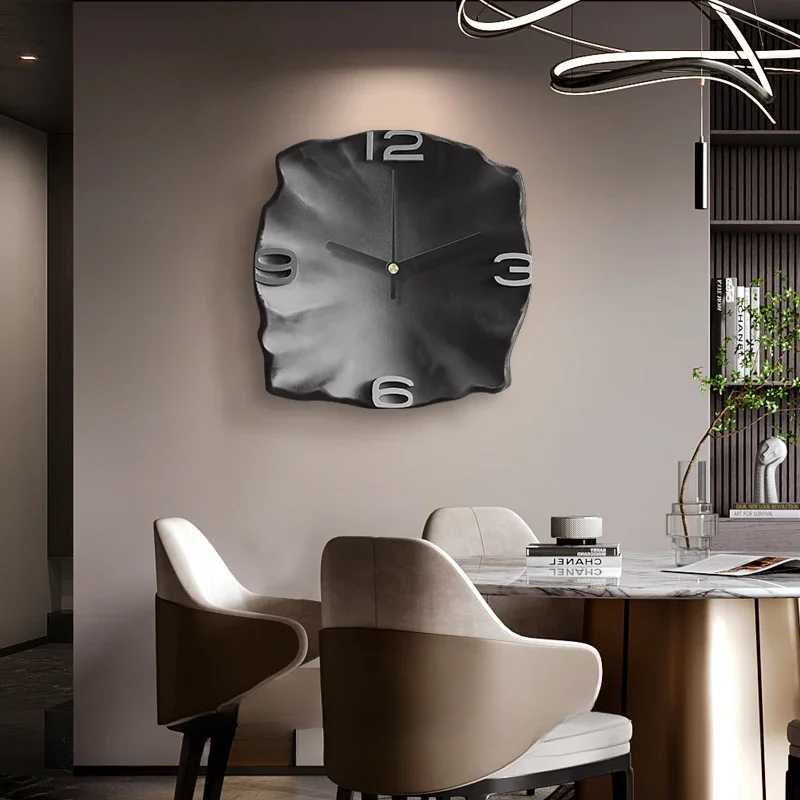 Kunstnerisk Vægur med Abstrakt Design