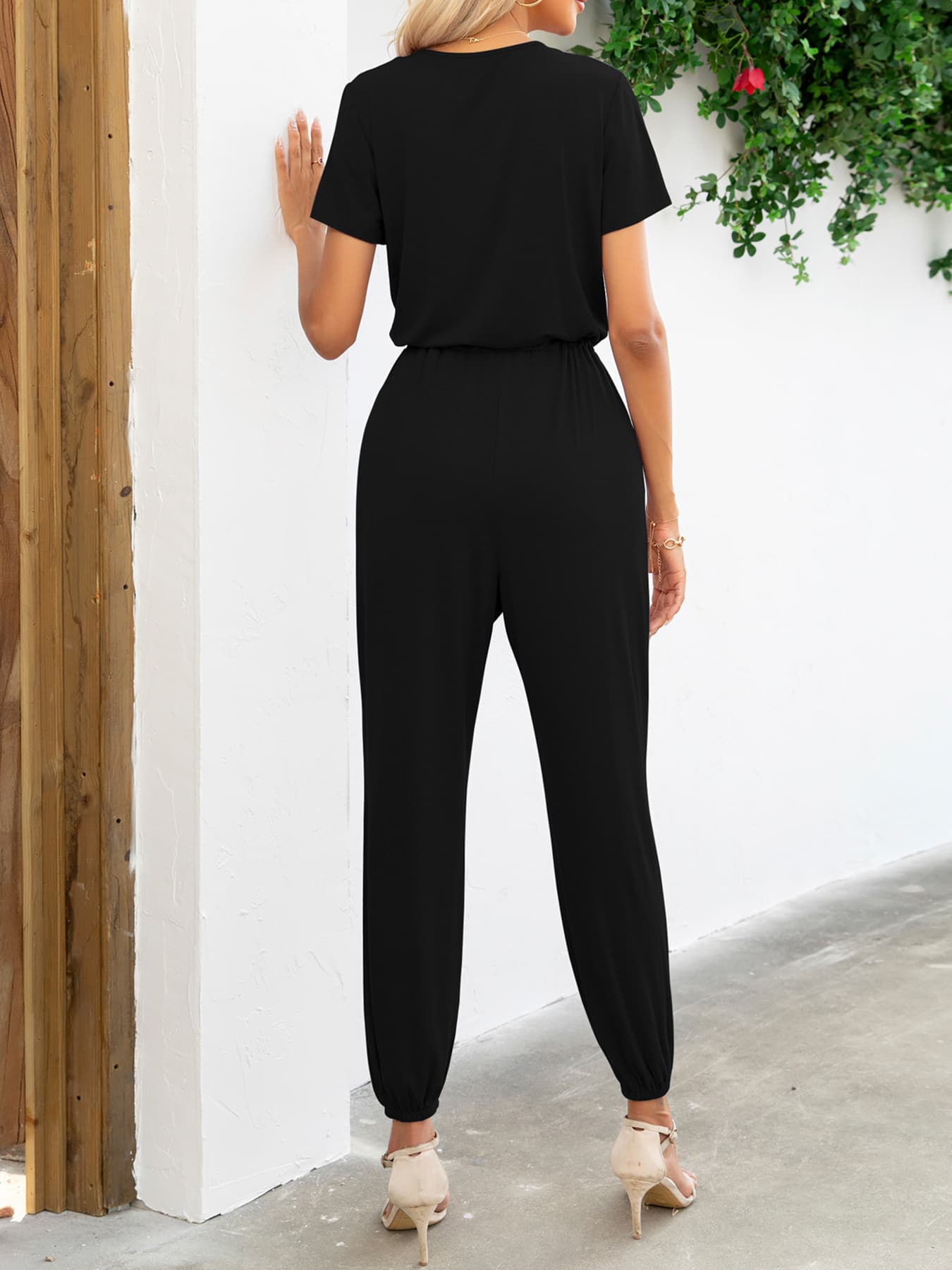 Kvinders Jumpsuit med Korte Ærmer V-Hals og Lommer