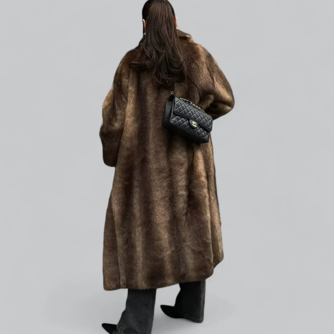 Kvinders Lange Trenchcoat i Stilfuldt Design