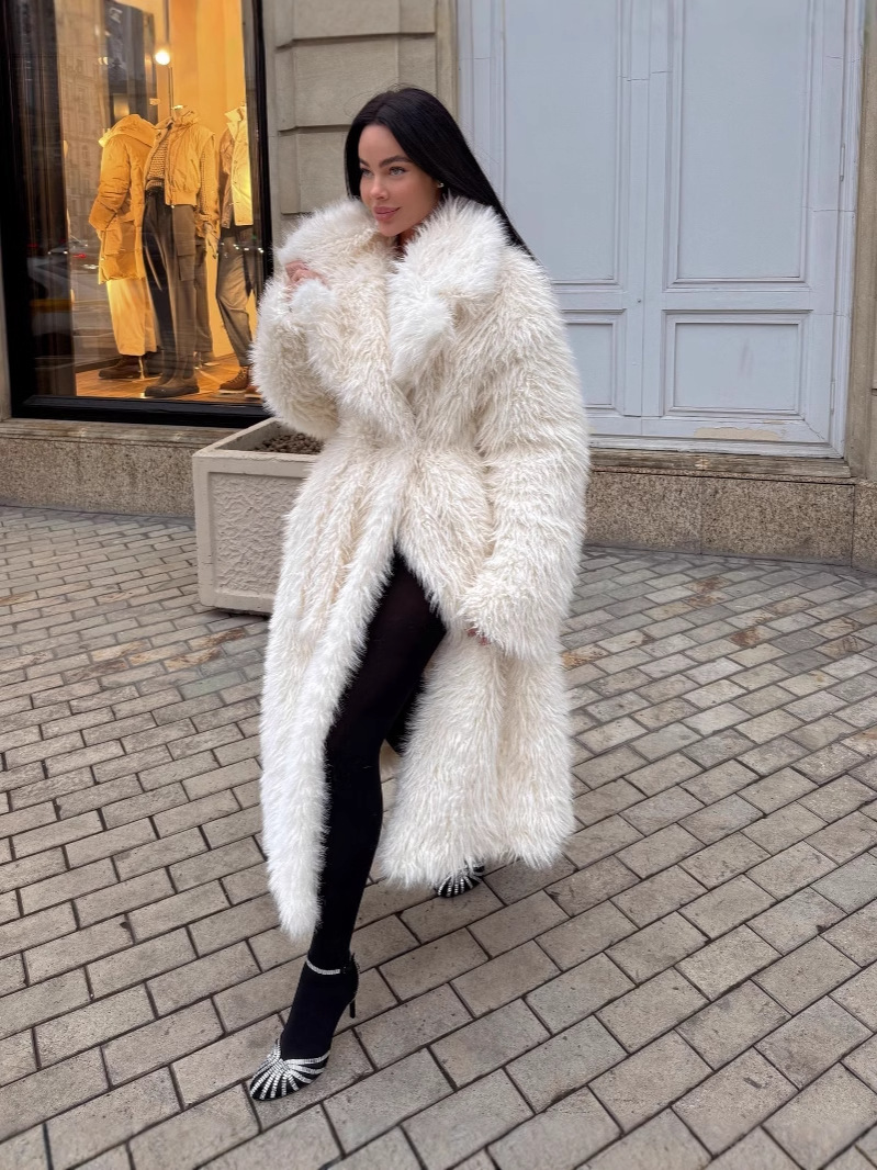 Kvinders Mid-Length Jakke i Faux Fur med Oversized Pasform