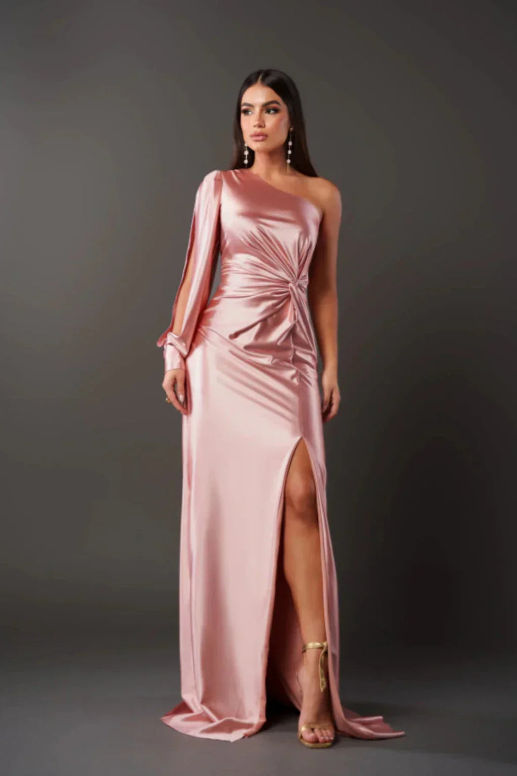 Kvinders Satin One-Sleeve Kjole med Slids