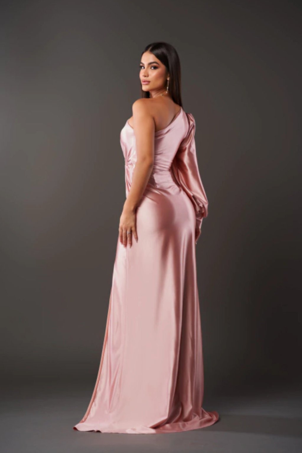 Kvinders Satin One-Sleeve Kjole med Slids