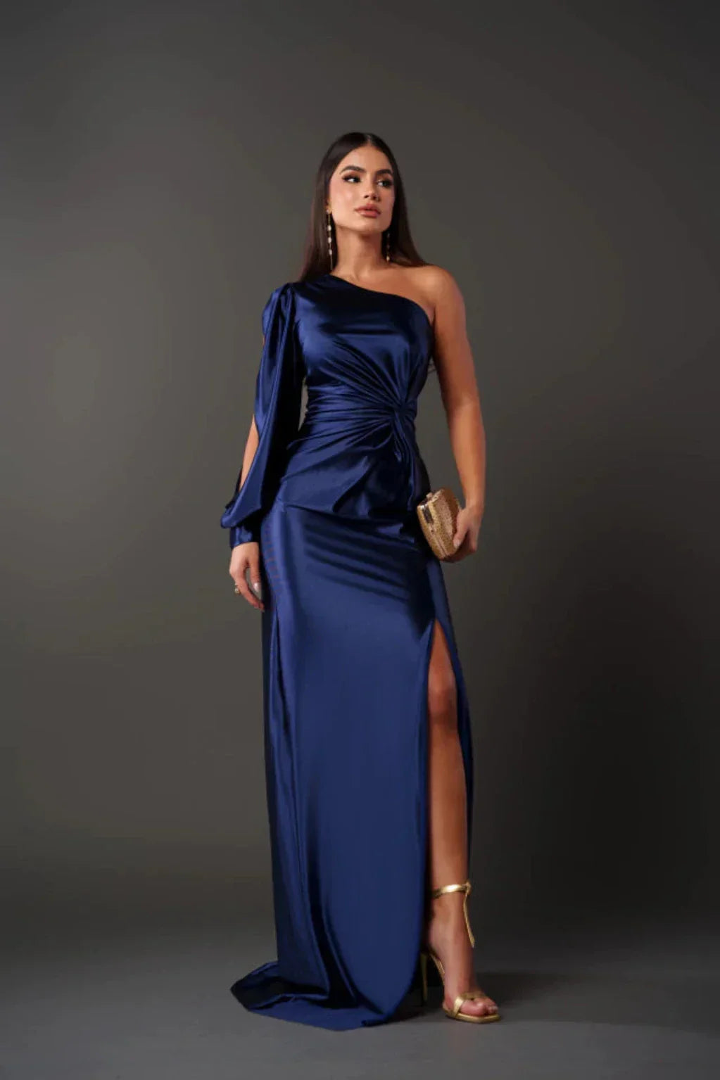 Kvinders Satin One-Sleeve Kjole med Slids
