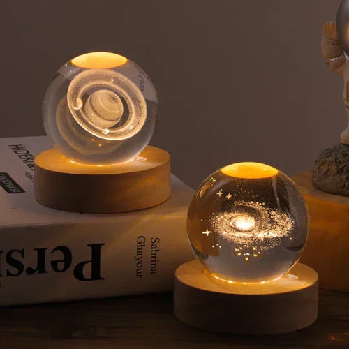 AstroGlobe 3D Lampe – Kugleformet Træbordlampe med Varm LED Lys og Planetdesign